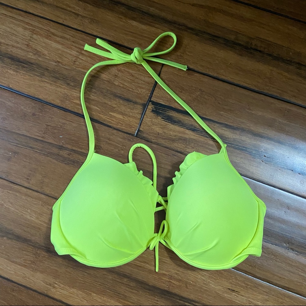 3/30$ Victoria’s Secret Halter bikini top. 34 C